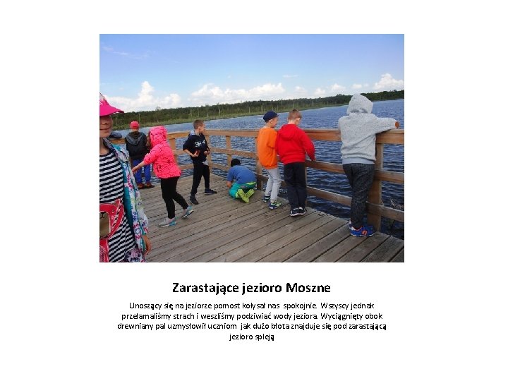 Zarastające jezioro Moszne Unoszący się na jeziorze pomost kołysał nas spokojnie. Wszyscy jednak przełamaliśmy