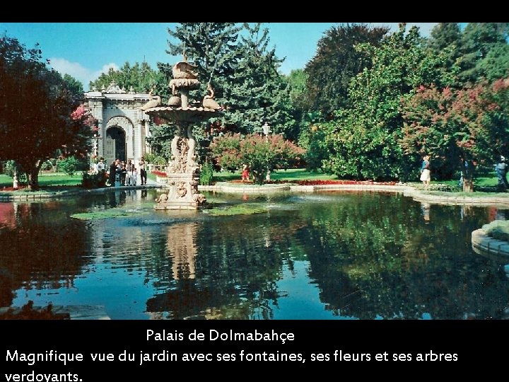  Palais de Dolmabahçe Magnifique vue du jardin avec ses fontaines, ses fleurs et