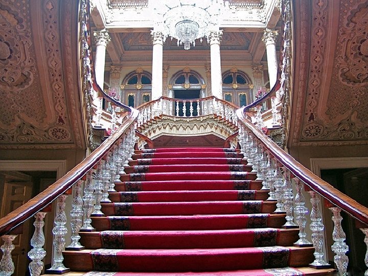  PALAIS DE DOLMABAHÇE Le célèbre escalier de cristal , que vous apercevrez sur