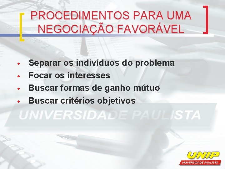 PROCEDIMENTOS PARA UMA NEGOCIAÇÃO FAVORÁVEL Separar os indivíduos do problema Focar os interesses Buscar