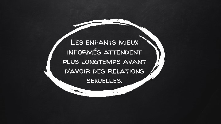 Les enfants mieux informés attendent plus longtemps avant d’avoir des relations sexuelles. 