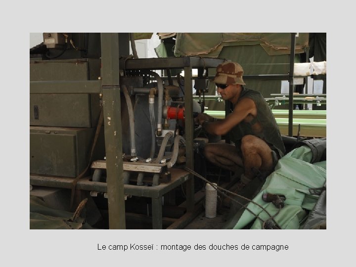 Le camp Kosseï : montage des douches de campagne 