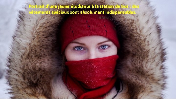 Portrait d'une jeune étudiante à la station de bus : des vêtements spéciaux sont