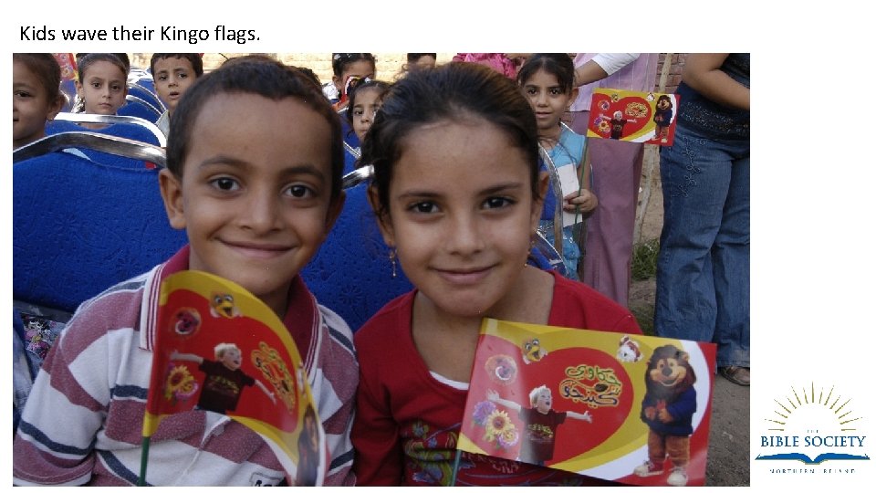 Kids wave their Kingo flags. 