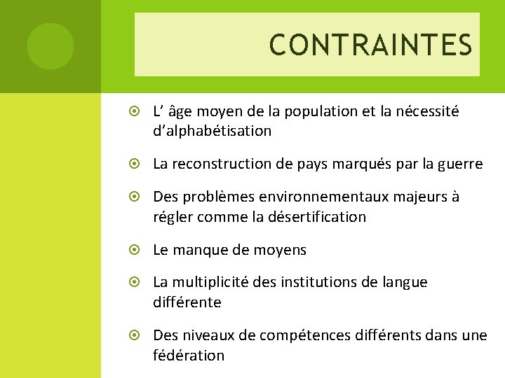 CONTRAINTES L’ âge moyen de la population et la nécessité d’alphabétisation La reconstruction de