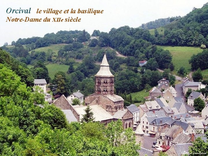 Orcival le village et la basilique. Notre-Dame du XIIe siècle 