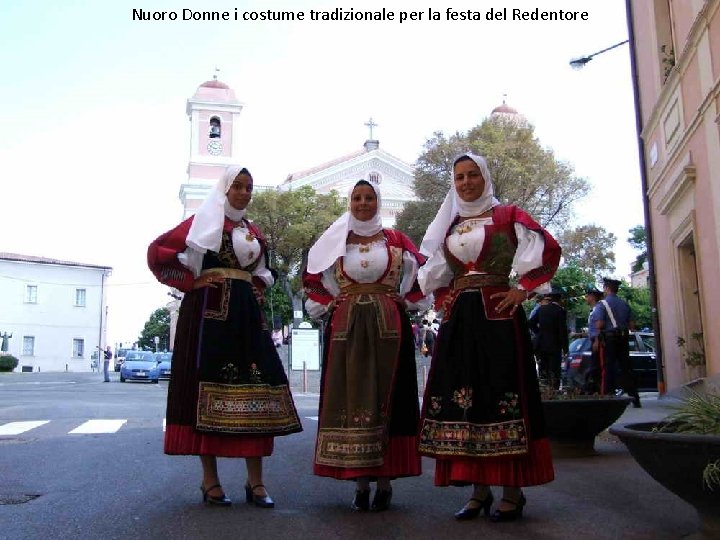 Nuoro Donne i costume tradizionale per la festa del Redentore 