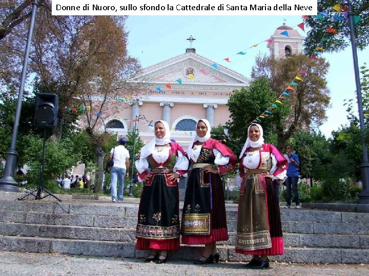 Donne di Nuoro, sullo sfondo la Cattedrale di Santa Maria della Neve 