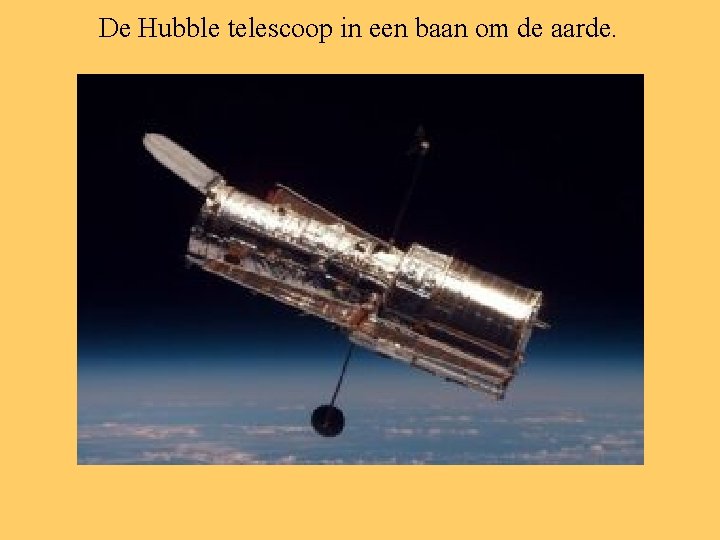 De Hubble telescoop in een baan om de aarde. 