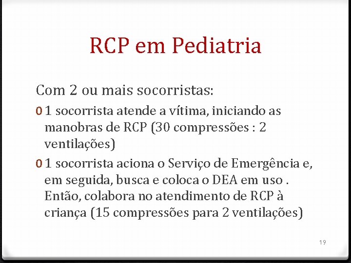 RCP em Pediatria Com 2 ou mais socorristas: 0 1 socorrista atende a vítima,