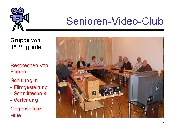 Senioren-Video-Club Gruppe von 15 Mitglieder Besprechen von Filmen Schulung in - Filmgestaltung - Schnitttechnik