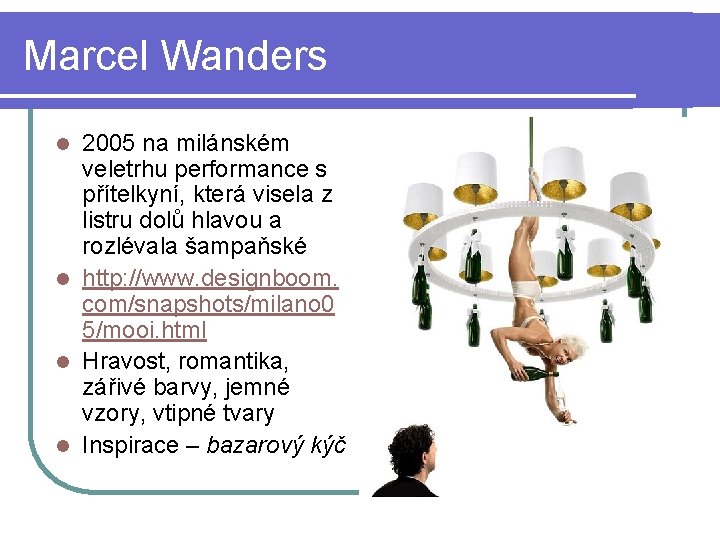 Marcel Wanders 2005 na milánském veletrhu performance s přítelkyní, která visela z listru dolů