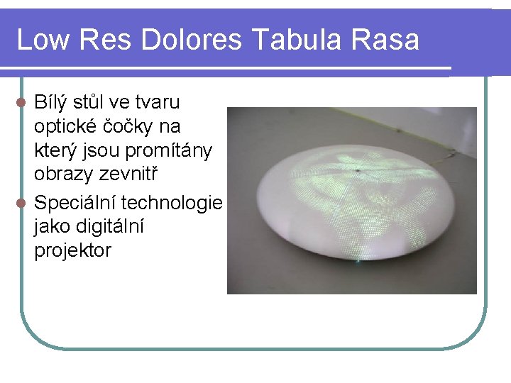 Low Res Dolores Tabula Rasa Bílý stůl ve tvaru optické čočky na který jsou