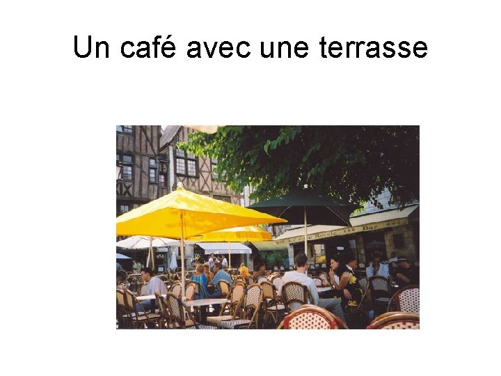 Un café avec une terrasse 