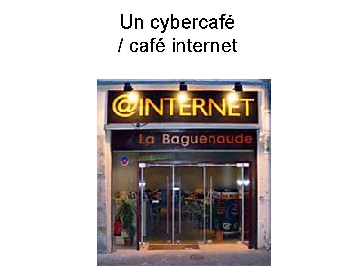 Un cybercafé / café internet 