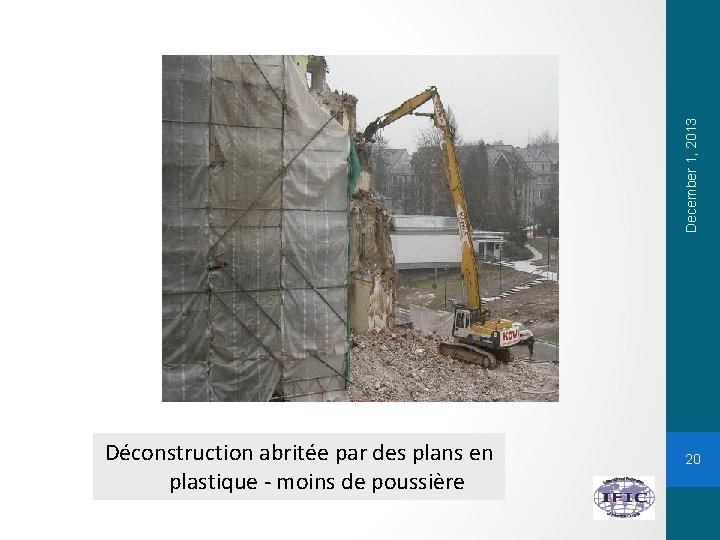 December 1, 2013 Déconstruction abritée par des plans en plastique - moins de poussière