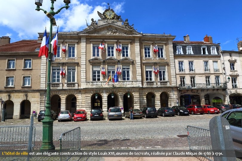 L’hôtel de ville est une élégante construction de style Louis XVI, œuvre de Lecreulx,