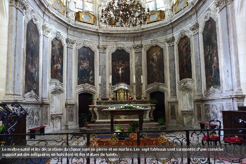 Le maître-autel et les décorations du chœur sont en pierre et en marbre. Les