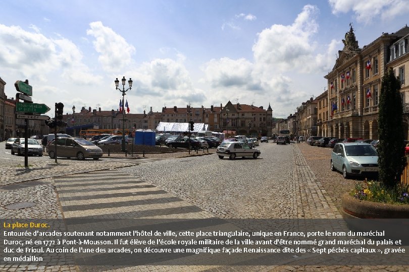 La place Duroc. Entourée d'arcades soutenant notamment l'hôtel de ville, cette place triangulaire, unique