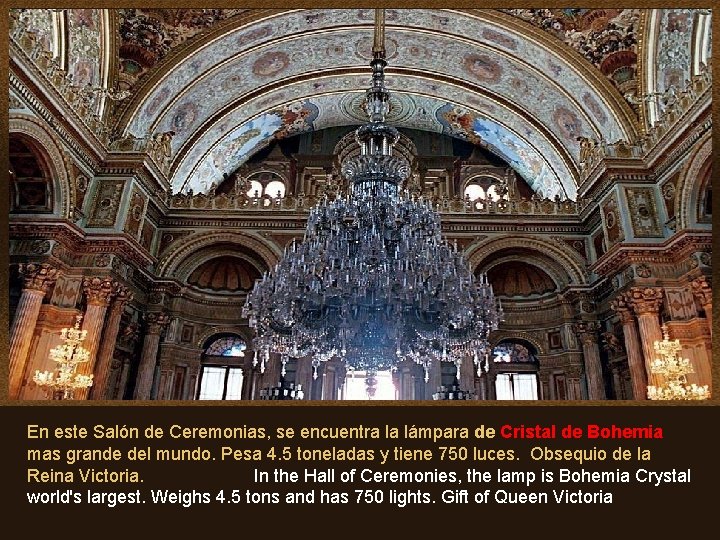 En este Salón de Ceremonias, se encuentra la lámpara de Cristal de Bohemia mas