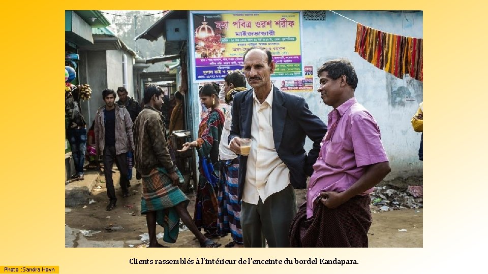 Photo : Sandra Hoyn Clients rassemblés à l’intérieur de l’enceinte du bordel Kandapara. 