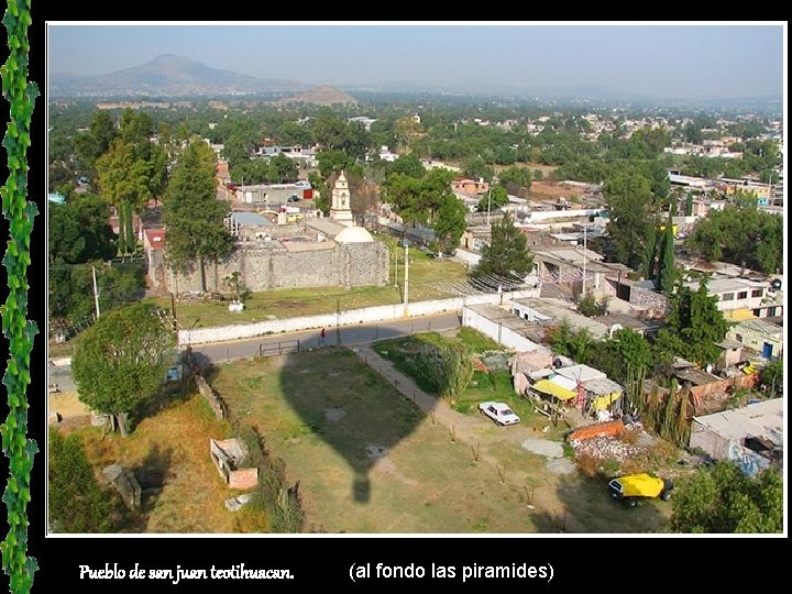 Pueblo de san juan teotihuacan. (al fondo las piramides) 
