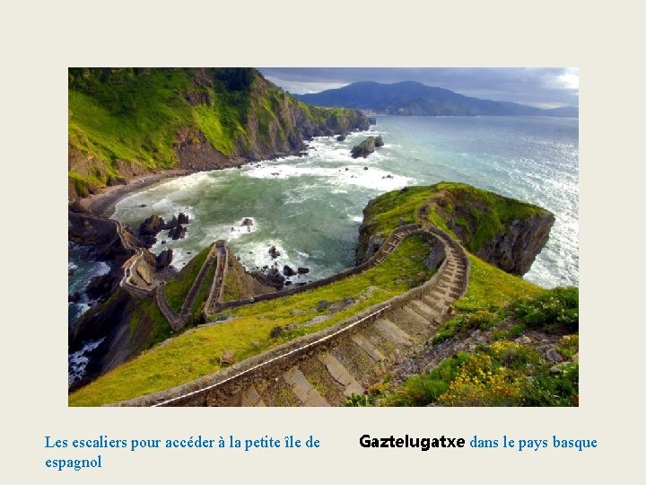 Les escaliers pour accéder à la petite île de espagnol Gaztelugatxe dans le pays