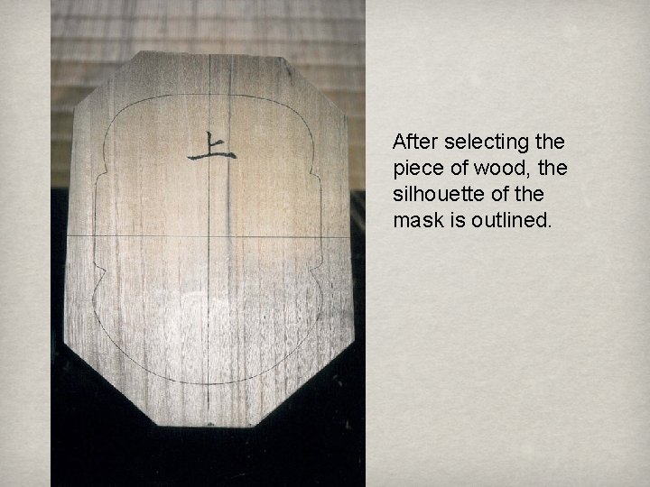 After selecting the piece of wood, the silhouette of the mask is outlined. 