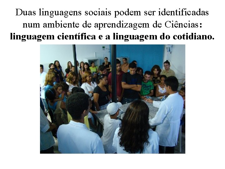 Duas linguagens sociais podem ser identificadas num ambiente de aprendizagem de Ciências: linguagem científica