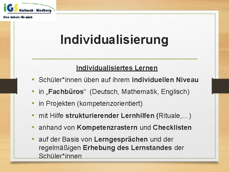 Individualisierung Individualisiertes Lernen • • • Schüler*innen üben auf ihrem individuellen Niveau in „Fachbüros“