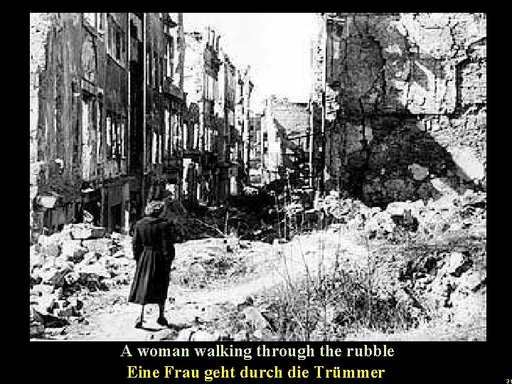 u A woman walking through the rubble Eine Frau geht durch die Trümmer 31
