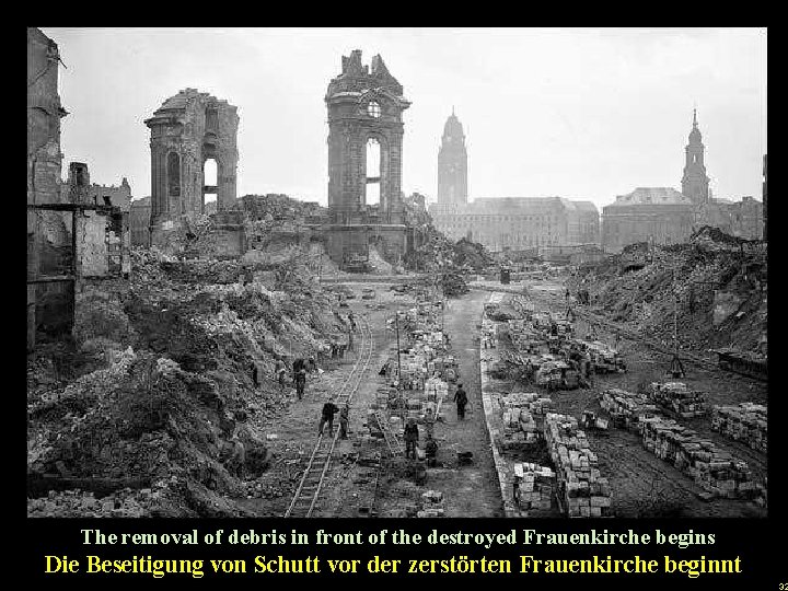 The removal of debris in front of the destroyed Frauenkirche begins u Die Beseitigung