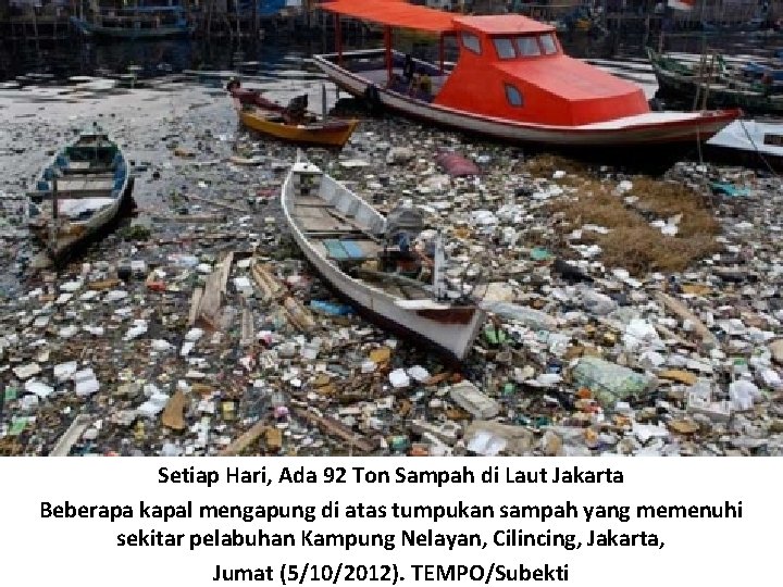 Setiap Hari, Ada 92 Ton Sampah di Laut Jakarta Beberapa kapal mengapung di atas
