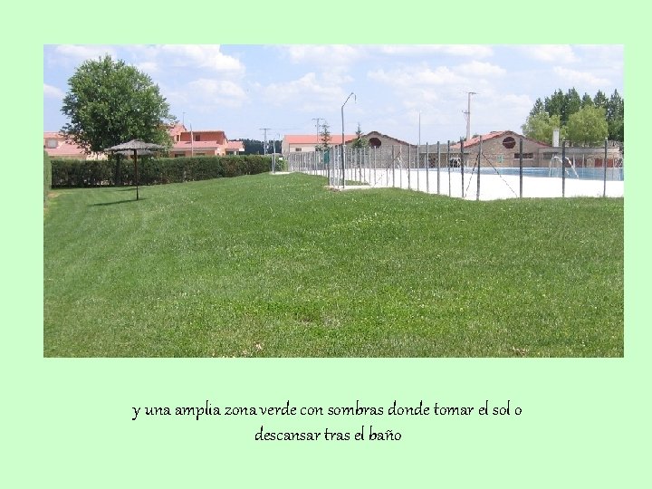 y una amplia zona verde con sombras donde tomar el sol o descansar tras