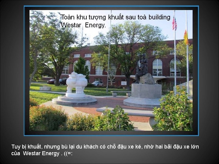 Tuy bị khuất, nhưng bù lại du khách có chỗ đậu xe ké, nhờ