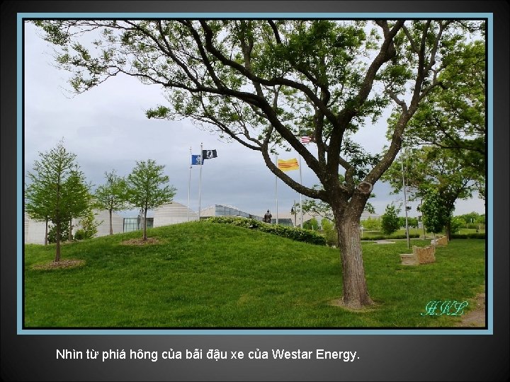 Nhìn từ phiá hông của bãi đậu xe của Westar Energy. 