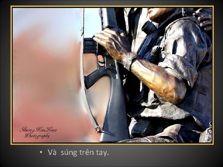  • Và súng trên tay. 