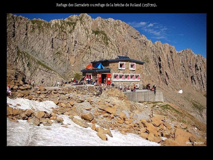 Refuge des Sarradets ou refuge de la brèche de Roland (2587 m). . .