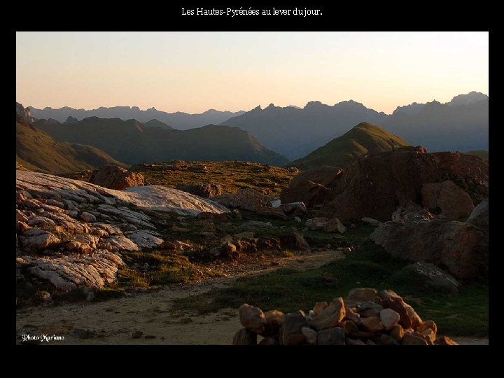 Les Hautes-Pyrénées au lever du jour. . . 