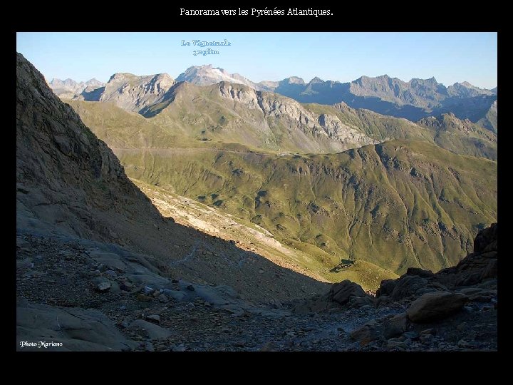 Panorama vers les Pyrénées Atlantiques. Le Vignemale 3298 m . . 