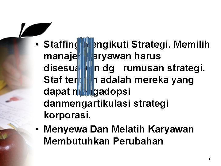  • Staffing Mengikuti Strategi. Memilih manajer, karyawan harus disesuaikan dg rumusan strategi. Staf