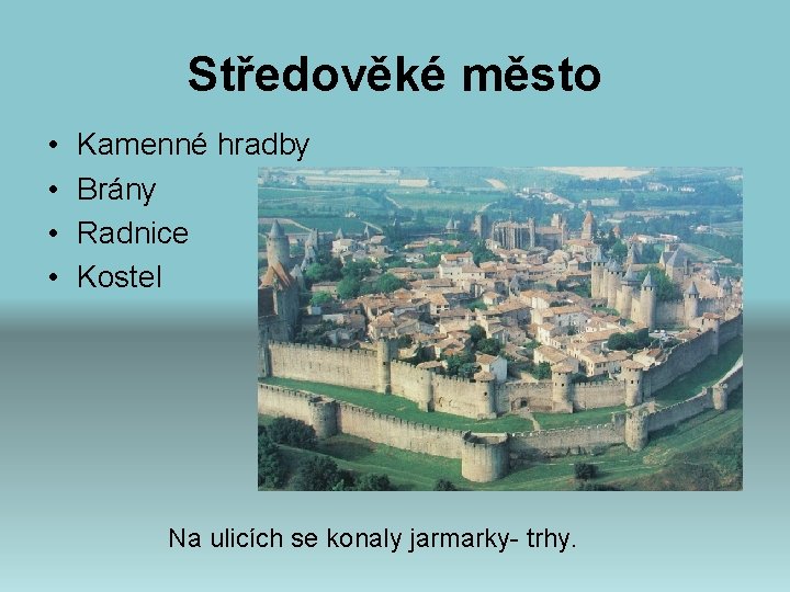 Středověké město • • Kamenné hradby Brány Radnice Kostel Na ulicích se konaly jarmarky-