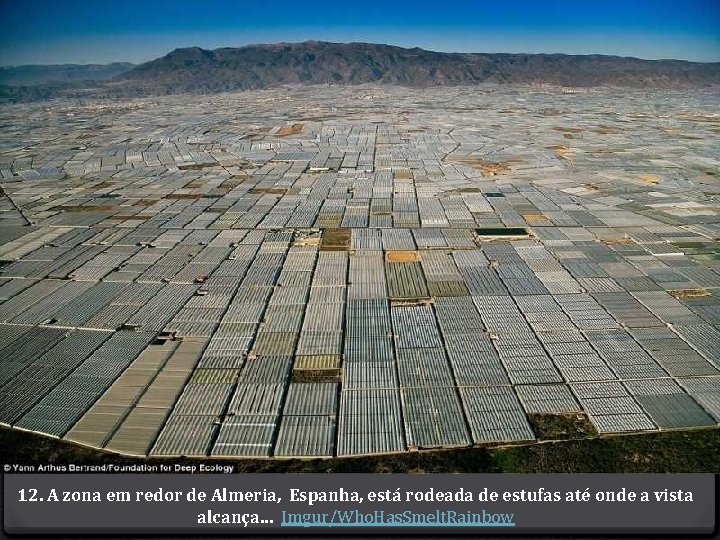 12. A zona em redor de Almeria, Espanha, está rodeada de estufas até onde