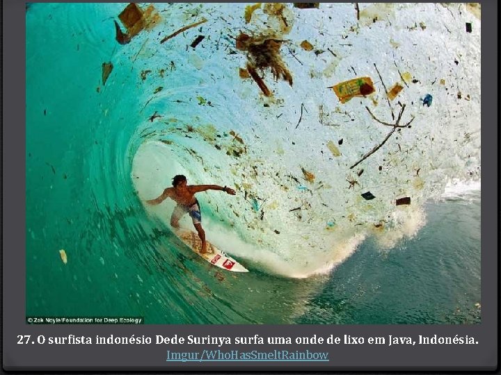 27. O surfista indonésio Dede Surinya surfa uma onde de lixo em Java, Indonésia.