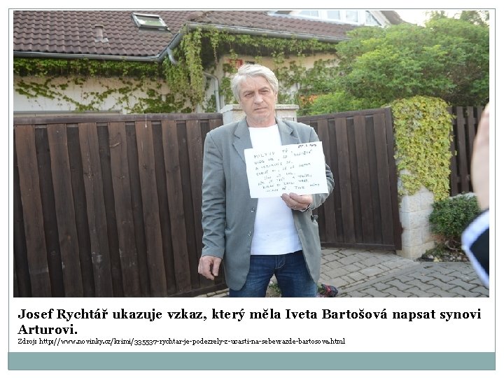 Josef Rychtář ukazuje vzkaz, který měla Iveta Bartošová napsat synovi Arturovi. Zdroj: http: //www.