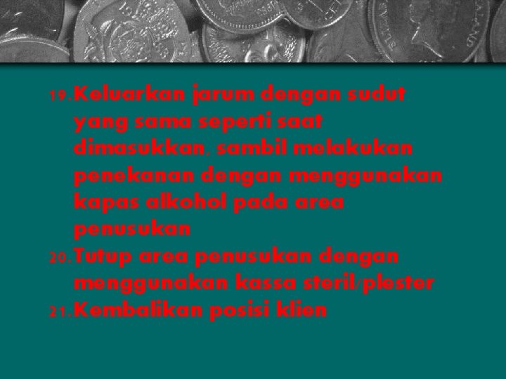 19. Keluarkan jarum dengan sudut yang sama seperti saat dimasukkan, sambil melakukan penekanan dengan