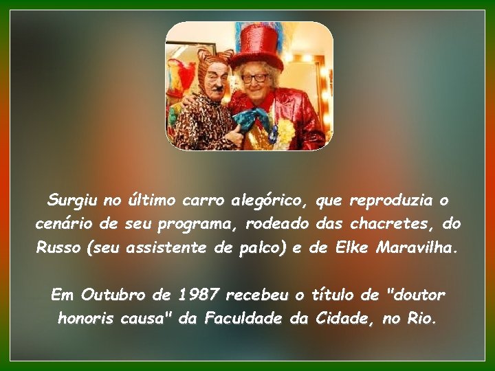 Surgiu no último carro alegórico, que reproduzia o cenário de seu programa, rodeado das