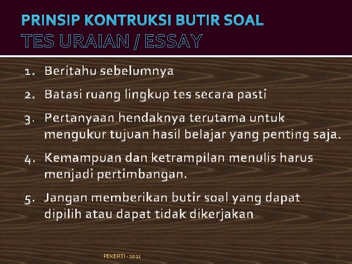 PRINSIP KONTRUKSI BUTIR SOAL TES URAIAN / ESSAY 1. Beritahu sebelumnya 2. Batasi ruang