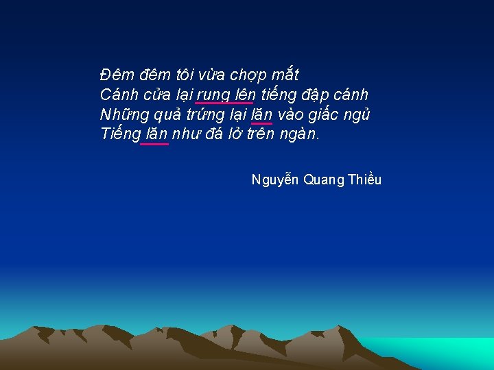 Đêm đêm tôi vừa chợp mắt Cánh cửa lại rung lên tiếng đập cánh