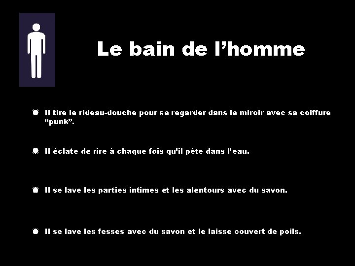 Le bain de l’homme Il tire le rideau-douche pour se regarder dans le miroir